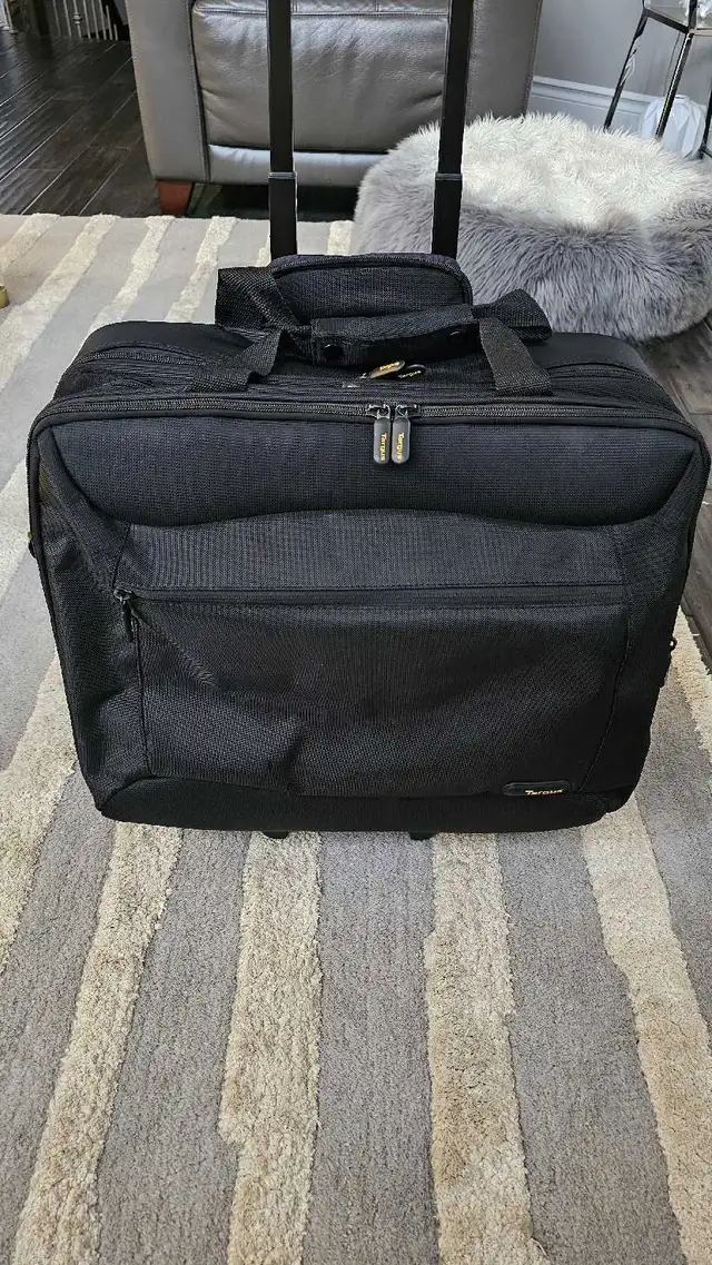 Targus 18" Rolling Laptop Case in Laptop Accessories in Oakville / Halton Region - Image 2