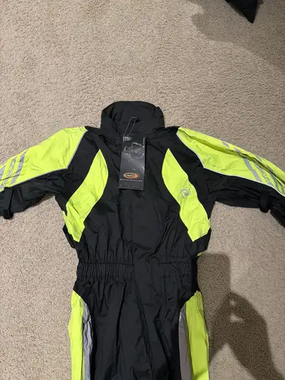 I am selling a brand new Held rainsuit in size medium, perfect for staying dry on those wet rides, w...