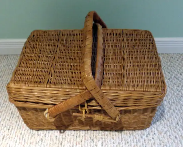 Wicker Picnic Basket64520010169601120
