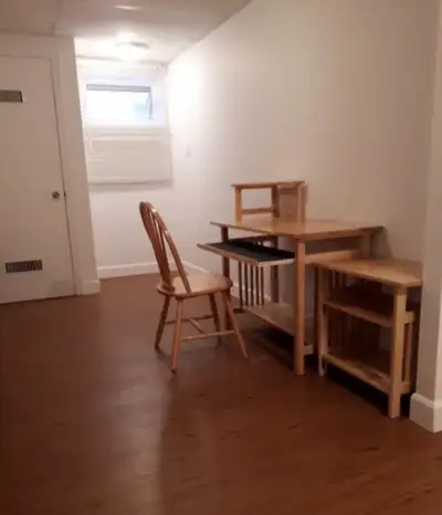 Belle grande chambre, meublée ( lit , bureau, chaise, grand espace de rangement etc…) à deux pas de...