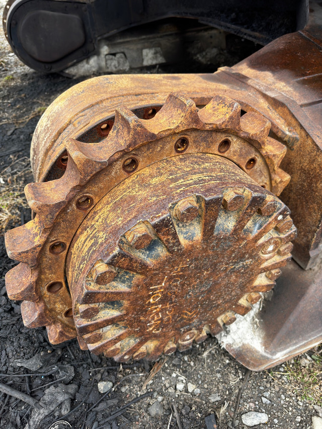 Caterpillar 320L excavator final drive in Heavy Equipment Parts & Accessories in Sudbury