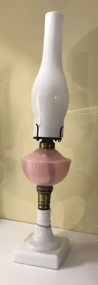 Antique M&B co oil lamp .21”x5”