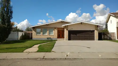 5 Bedroom bungalow Castledowns: On the main floor (1832 squ ft) there are 3 bedrooms, 2 bathrooms, a...