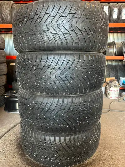 Nokian Hakkapeliitta C4 235/65/16 cloutée 700$ Nexen winguard 235/65/16C. 500$ Tous disponibles, seu...