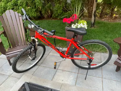 Vélo Miele 26 po. De bonne qualité. Avec dérailleur Shimano. N’a pas été utilisé depuis plus de 8 an...