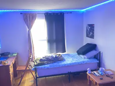 Big masters bed room two can shares only male students or younger immigrants