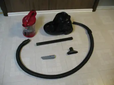 BISSELL (Zing) Compact Canister Vacuum Cleaner in excellent condition and in perfect working order....