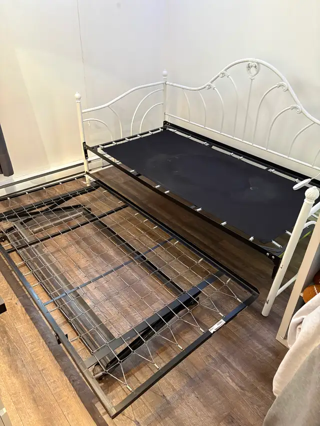 Lit simple in Beds & Mattresses in Sherbrooke - Image 3