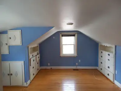 Master room (single occupancy) on the 2nd floor available in a clean detached house located at Bramp...
