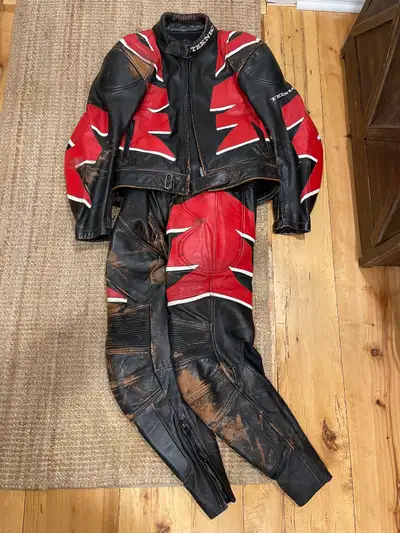 Teknic Motorcycle Racing Leathers Includes Dianese back protector. Sz. 44 but seem to fit a bit smal...