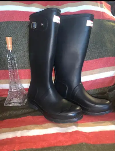 Great used condition hunter boots with reflectors at the back asking $60
