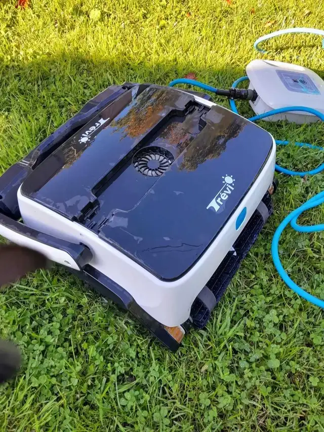 aspirateur trevi in Hot Tubs & Pools in West Island - Image 3