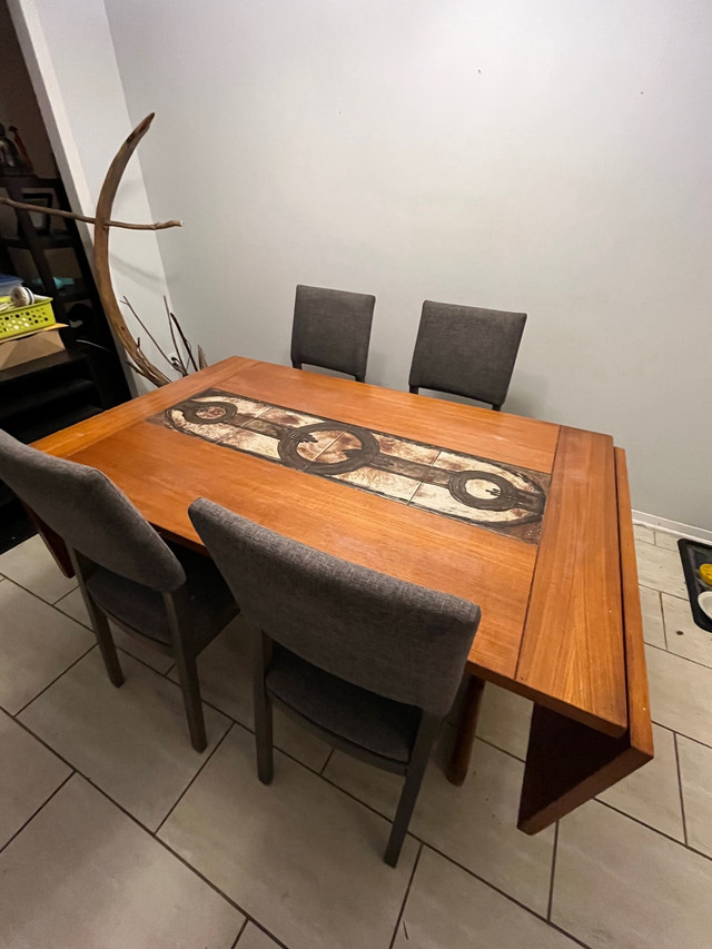 Table de cuisine avec 4 chaises dans Mobilier de salle à manger et cuisine  à Ville de Montréal