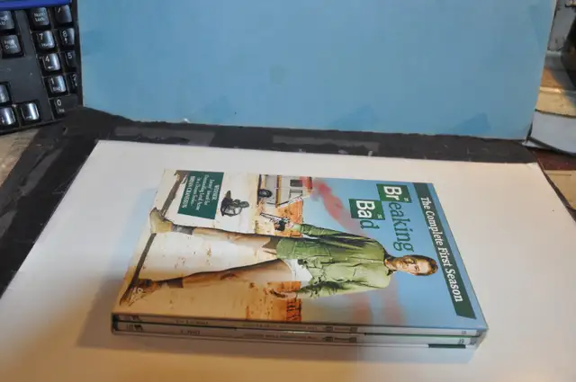 Breaking Bad The Complete first Season 3-disc set DVD tv series in CDs, DVDs & Blu-ray in Victoriaville - Image 3