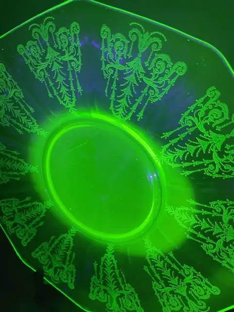 Antique - Depression Glass - Cake Plate - Glows in Arts & Collectibles in Ottawa - Image 11