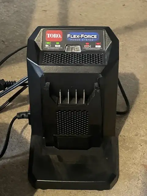 Toro e21 Electric Snow Blower *Excellent condition!* in Snowblowers in Laval / North Shore - Image 10