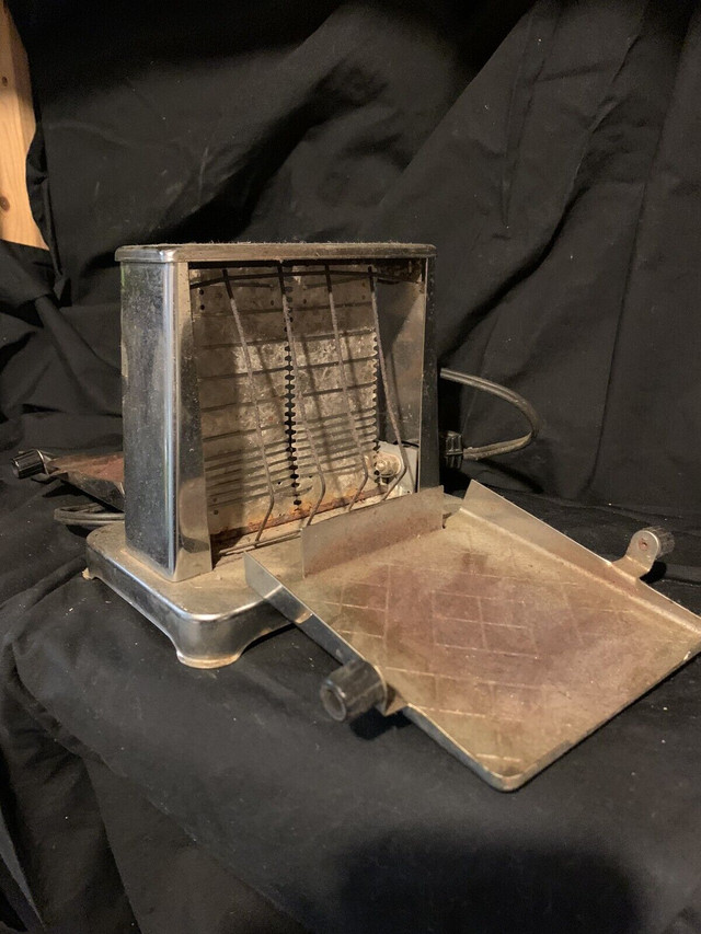 Antique 1930 chrome Flip Toaster  in Toasters & Toaster Ovens in Kitchener / Waterloo - Image 3