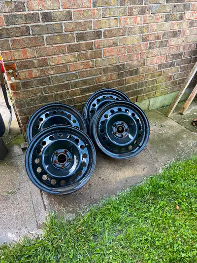 17 inch black steel rims.Bolt pattern is 5x108. Very little rust. Off a 2013 Ford Escape . Set of 4