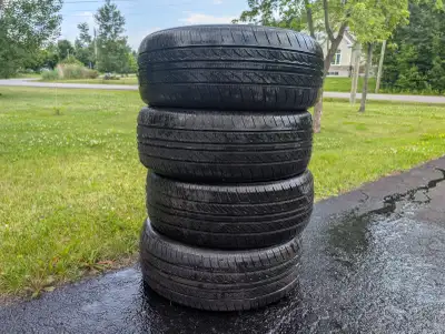 4 pneus durables conçuent pour répondre aux besoins quotidiens des véhicules utilisés sur autoroute...