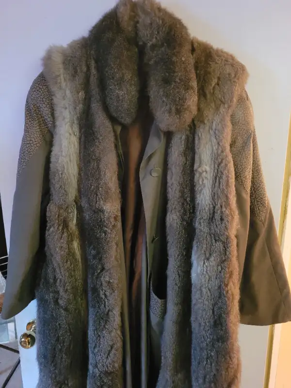 Manteau de fourrure à vendre in Costumes in Lanaudière - Image 2