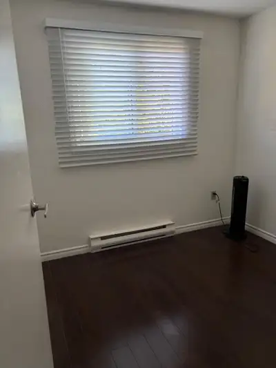 Bright Bedroom for Rent in a Quiet Neighborhood – Available Immediately. A clean and comfortable bed...