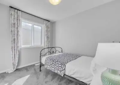 Second floor Bedroom w Private Bathroom short term Calgary
