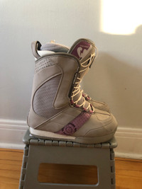 Snowboard boots Nitro femme 8 us très bonne condition 