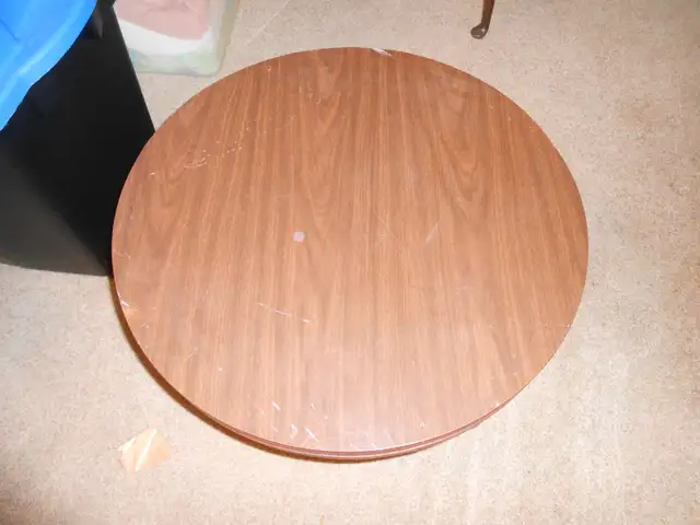 26" round veneer finish coffee table height 15" in Coffee Tables in Trenton - Image 3