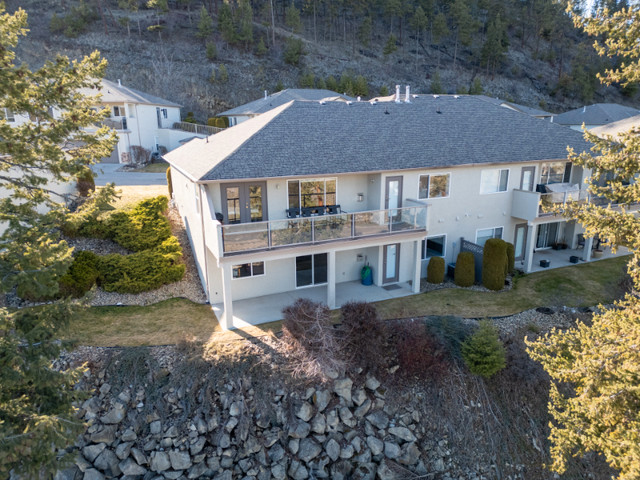 3 beds +den, 3 baths quiet mountainside home in Houses for Sale in Kelowna - Image 2