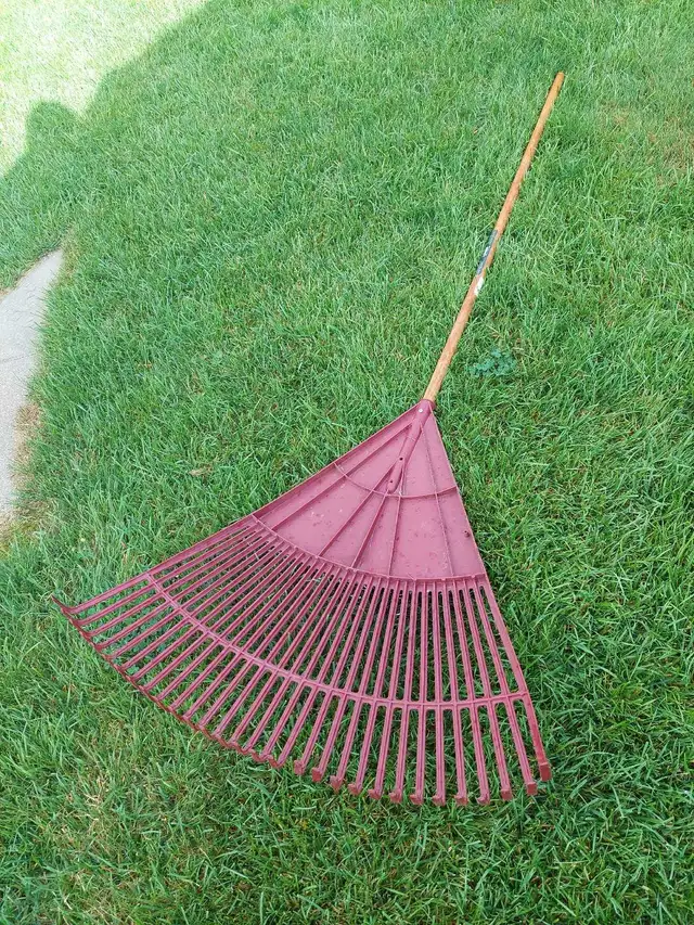 Yardworks Lawn Rake in Outdoor Tools & Storage in Kitchener / Waterloo - Image 4