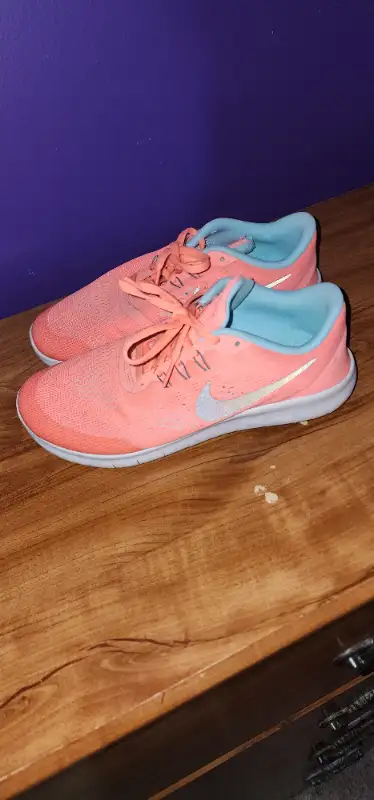 Woman's Nike Shoes Size 7 for sale. (Check Out My Other Ads)