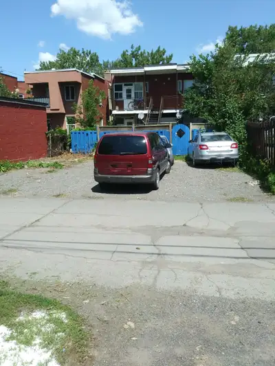 Walking distance to Verdun -Metro $50 weekly $90 monthly. 514-501-3966.