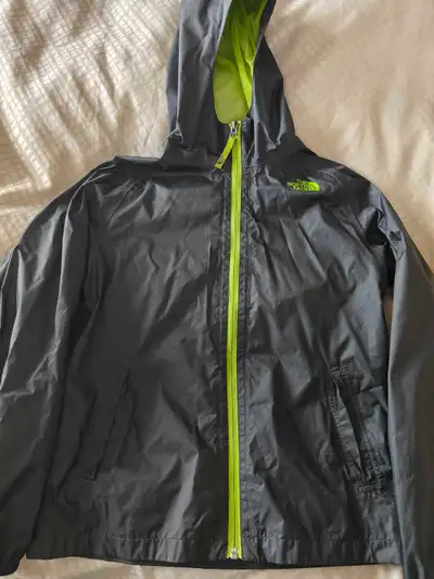 This northface raincoat is in good condition and is ready for a new home. Key Features: * Brand: The...