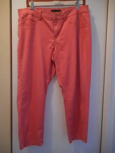 Vêtements pour femmes no. 3, View more