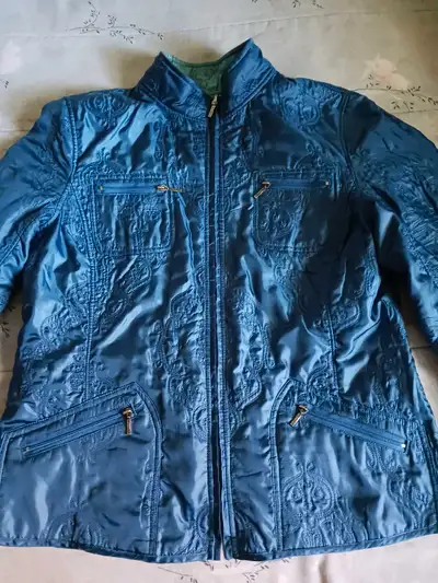 Quality Reversible Light Jacket. -Like New Condition! -Size Medium. -Can be Worn on Both Sides for 2...
