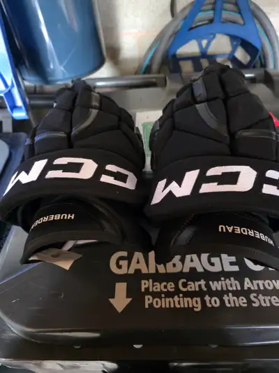 CCM HG12 - Gant NHL Pro Stock - Jonathan Huberdeau  black, View more