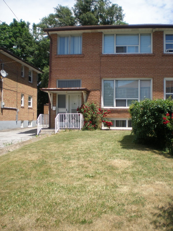 Finch Avenue West Dufferin Street intersection 1 bedroom apt Long