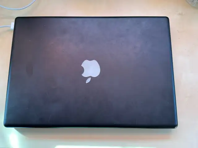 Black Black MacBook (Late 2007 – Santa Rosa) in Laptops in Barrie - Image 3
