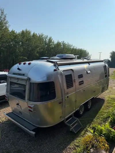 Explore the open road in style with this meticulously maintained 2023 Airstream Flying Cloud 25FBT,...