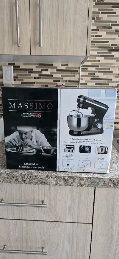 Voici un robot pâtissier Massimo flambant neuf, prêt à répondre à tous vos besoins en pâtisserie ! D...