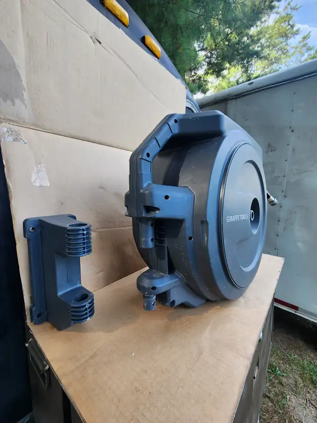 Giraffe Tools Retractable Garden Hose Reel-1/2" 100ft Wall Mount in Outdoor Tools & Storage in Windsor Region - Image 5
