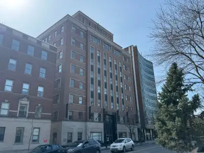 This one-bedroom, one-bathroom apartment is situated in the heart of downtown Montreal. Enjoy conven...