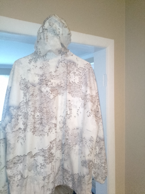 White Camouflage Hunting Jacket Size L in Men's in Winnipeg - Image 2