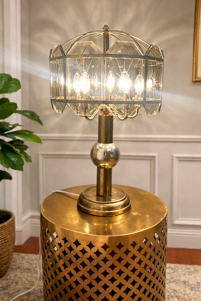 Vintage Hollywood table lamp with beveled glass prism shade in Indoor Lighting & Fans in Ottawa - Image 2