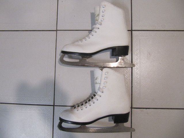 CCM Champion Deluxe Ladies Figure Skates Size 7 Like New Ex Cond in Skates & Blades in Mississauga / Peel Region
