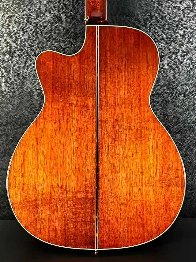  Takamine LTD2025 Limited Edition Antique Evergreen in Guitars in Mississauga / Peel Region - Image 6