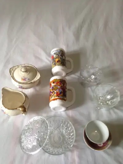 Vaisselle Vintage: 2 crémiers, 2 sucriers, 2 tasses en porcelaine, 1 tasse à thé japonaise, et un be...