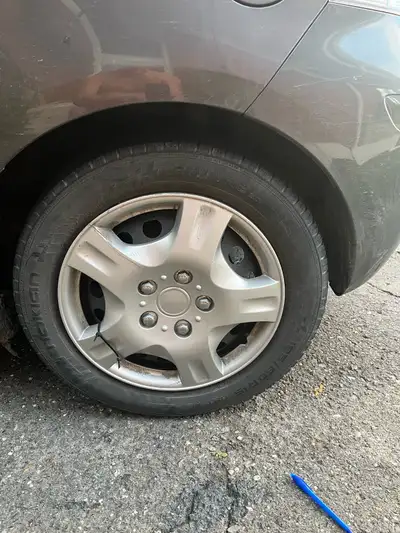 Yaris 4 pneus et rims avec, bon pour une saison pas chères vous sauvez pose et balance 185-60-15