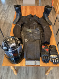 MOTO : Manteau, pantalon, bottes, casque et gants