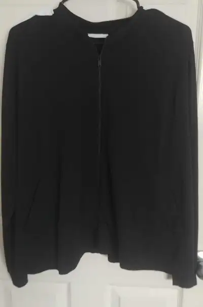 This Zara Sport jacket is stylish and comfortable and t perfect for layering or wearing on its own....